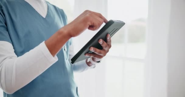 Manos Médico Tableta Con Pergamino Para Atención Médica Investigación Telesalud — Vídeo de stock