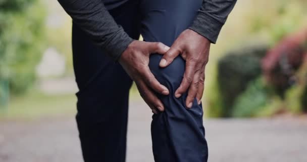 Руки Болі Коліні Травми Парку Фітнес Раса Людиною Фіброміалгією Здоров — стокове відео