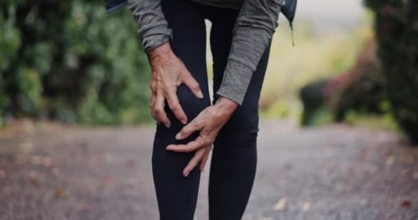膝の痛み ランニング負傷アウトドア フィットネス 人とのレース 線維筋痛 健康と炎症 関節および病気の傷 公園およびマッサージの足の運動 — ストック動画