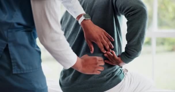 Enfermeira Fisioterapia Mãos Massagem Dor Nas Costas Lesões Reabilitação Médica — Vídeo de Stock