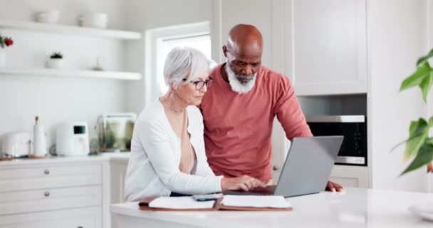 Idős Pár Laptop Tervezés Otthon Beruházás Vagy Költségvetés Nyugdíj Nyugdíjalapok — Stock videók