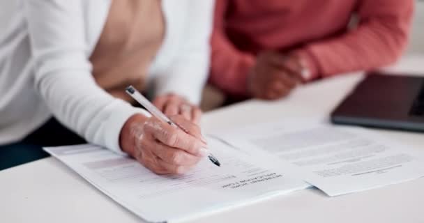 Casal Sénior Mãos Documentos Para Assinatura Contrato Aposentadoria Gestão Ativos — Vídeo de Stock