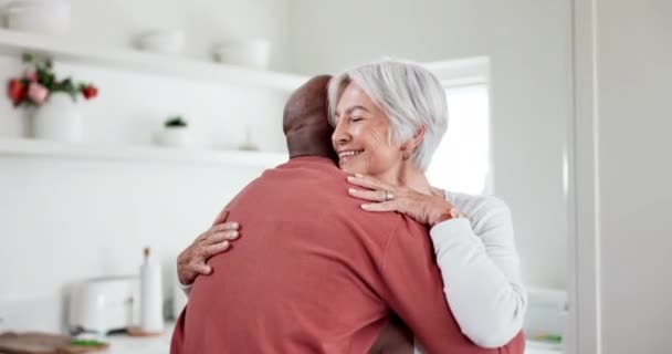 Interracial Pessoas Abraço Com Amor Apoio Casa Conforto Com Empatia — Vídeo de Stock