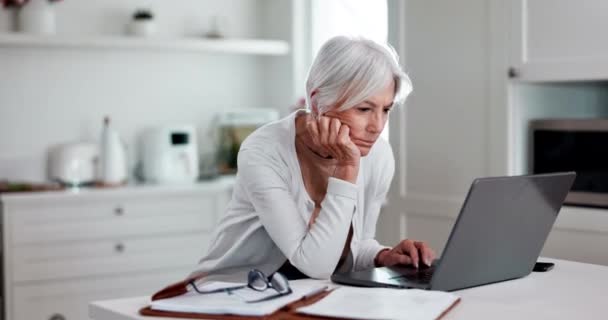 オンライン調査 資産管理 退職または年金申請のためのシニア女性 ラップトップ 生命保険 ポリシー ウェブサイト情報のコンピュータ上の深刻で成熟した人 — ストック動画