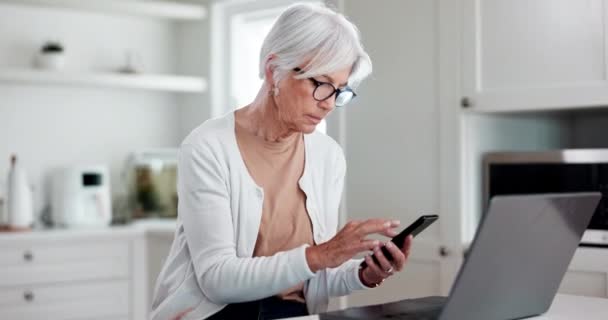 Senior Kvinde Telefon Laptop Til Boliginvesteringer Formueforvaltning Online Pensionsansøgning Happy – Stock-video