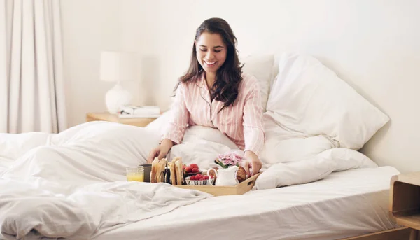Because Every Woman Deserves Breakfast Bed Shot Beautiful Young Woman — Stock Photo, Image