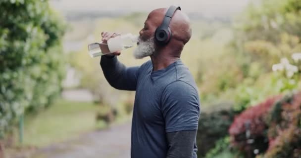 Senior Μαύρο Άνδρα Γυμναστήριο Και Πόσιμο Νερό Στη Φύση Για — Αρχείο Βίντεο