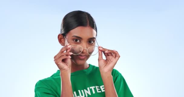 Egy Szemüveges Kacsintása Önkéntese Arca Miközben Stúdió Hátterén Dolgozik Flört — Stock videók