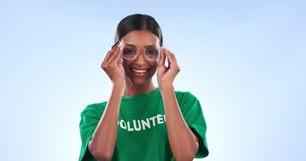 Gelukkige Vrouw Vrijwilliger Bril Voor Gezichtsvermogen Visie Ambitie Tegen Een — Stockvideo