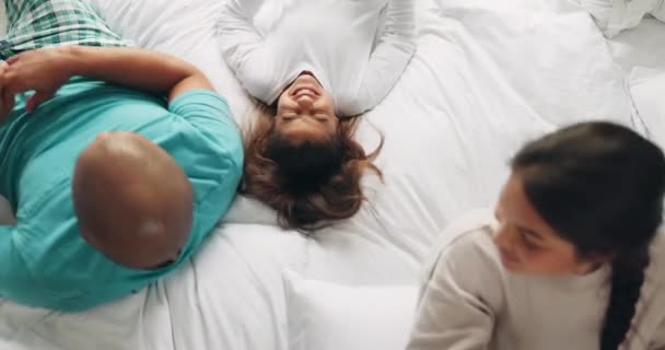 Szczęśliwy Zrelaksować Się Rano Rodziną Sypialni Dla Zabawy Uśmiech Miłość — Wideo stockowe