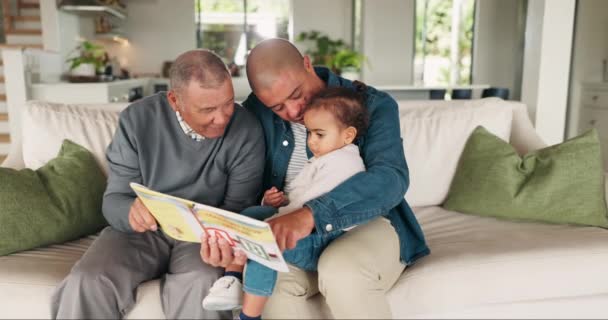 爷爷或爸爸给孩子读书 让他们全家一起在家里度假时放松一下 父亲节 老人或父母讲故事 教育或与儿童交谈以促进儿童发展 — 图库视频影像