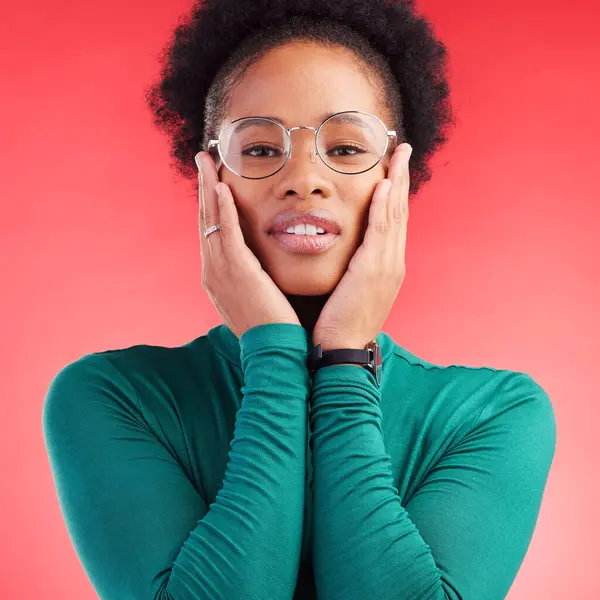 眼鏡と眼科と健康を備えた女性 肖像画 スタジオ フェイス アフリカの女性 モデルとアイウェア モダンなスタイルと女の子の自信 — ストック写真