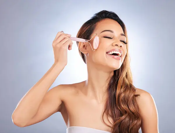 Happy Woman Face Roller Massage Voor Huidverzorging Rose Kwarts Cosmetica — Stockfoto