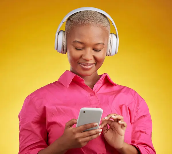 Phone Smile Black Woman Music Headphones Studio Streaming Track Selection — Stock Photo, Image