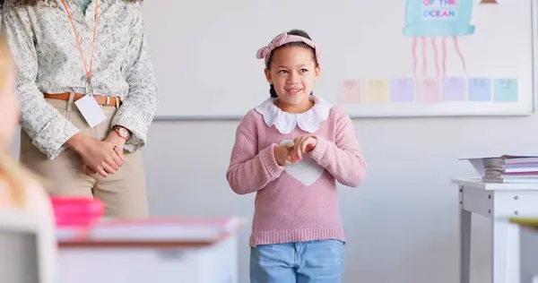 Clase Presentación Orador Infantil Feliz Con Aplausos Aplausos Aula Escuela — Foto de Stock