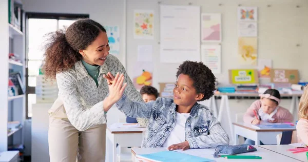 Teacher Woman High Five Boy Classroom Achievement Success Mentorship Learning — Stock Photo, Image