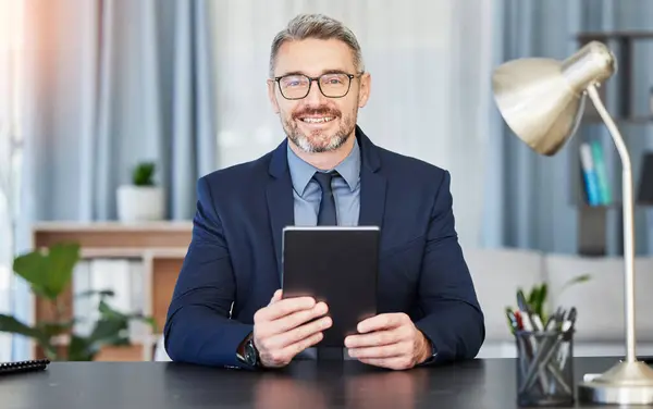 一个专业的男人 眼镜和平板的肖像在办公桌前与财务经理一起为办公室的成功 书呆子 面对技术 在工作中表现出积极的一面 — 图库照片