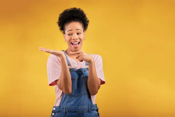 Branding Reclame Een Zwarte Vrouw Die Naar Haar Handpalm Wijst — Stockfoto
