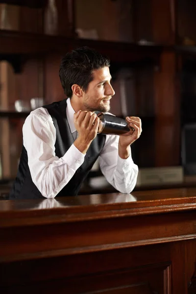 Shake Mixer Und Barkeeper Mit Einem Cocktail Trinken Oder Plaudern — Stockfoto
