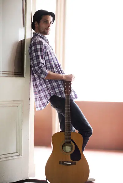 Bir Müzik Stüdyosunda Müzisyen Portre Gitarlı Bir Adam Enstrüman Şarkıcı — Stok fotoğraf