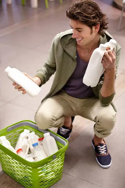 Mens Melk Product Vergelijking Supermarkt Keuze Winkelmandje Selectie Mannelijke Persoon — Stockfoto