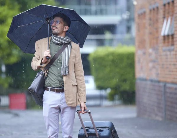Thinking Travel Man Umbrella Suitcase Rain Morning Serious Winter Person — Stock Photo, Image