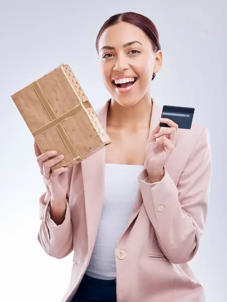 Presente Retrato Mulher Feliz Com Cartão Crédito Estúdio Wow Sorriso — Fotografia de Stock