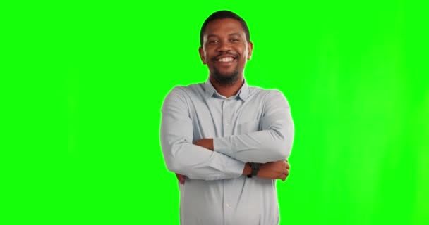 Czarny Człowiek Uśmiech Ramiona Skrzyżowane Zielonym Ekranie Pewnym Siebie Szczęśliwym — Wideo stockowe