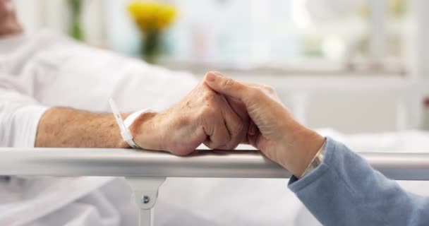 Ziekenhuisbed Ondersteuning Senior Koppel Hand Hand Vertrouwen Comfort Zieke Partner — Stockvideo