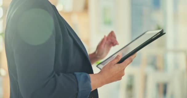 Dłonie Kobieta Biznesu Tablet Biurze Planowania Badań Analizy Danych Informacji — Wideo stockowe