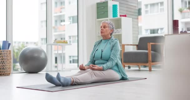 Йога Посредник Пожилая Женщина Разумом Тренирует Мир Спокойствие Домашние Упражнения — стоковое видео