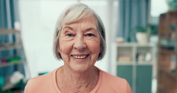 Senior Donna Ritratto Con Sorriso Alla Casa Cura Pensione Con — Video Stock
