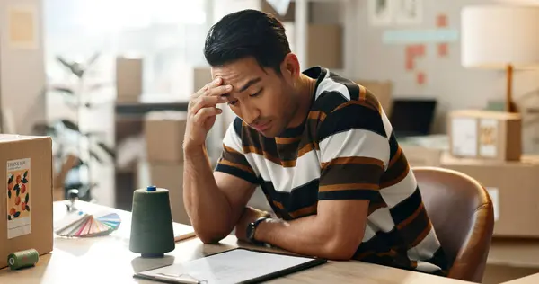 Frustrerad Man Huvudvärk Och Stress Med Lådor Ångest Misstag Eller — Stockfoto