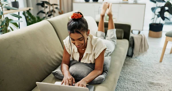 Žena Vzdálená Práce Relaxovat Notebookem Obývacím Pokoji Aktualizovat Blog Post — Stock fotografie