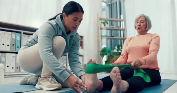 Физиотерапевт Банда Пожилая Женщина Растягивают Ноги Помочь Физической Терапии Реабилитации — стоковое видео