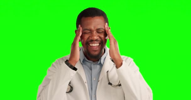 头痛和男医生在一个工作室与绿色屏幕的疲劳或过度劳累 偏头痛 压力和非洲男性保健工作者的医疗急救情况 按关键背景分列 — 图库视频影像