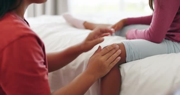 Eerste Hulp Verzorging Moeder Met Een Verband Voor Meisje Slaapkamer — Stockvideo