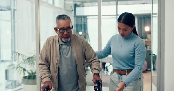 理疗师和老年行走者病人在诊所为行走 帮助或移动提供护理 在医院为老年人或残疾人提供帮助的护士 理疗或护理人员 — 图库视频影像