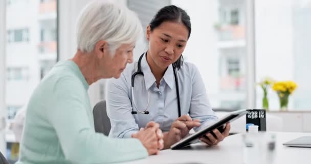 Αποτελέσματα Ταμπλέτες Και Ηλικιωμένες Γυναίκες Γιατρό Που Μιλούν Για Δεδομένα — Αρχείο Βίντεο