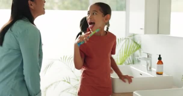 Anne Öğrenme Çocuklar Banyoda Dişlerini Fırçalarken Aile Evinde Gelişmek Için — Stok video