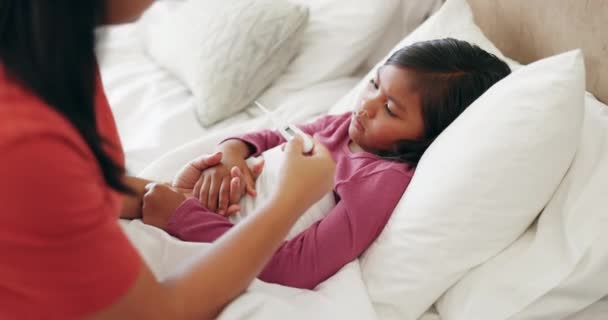Opieka Matki Nad Chorym Dzieckiem Termometr Gorączka Wirusem Rodzicielstwo Zdrowie — Wideo stockowe