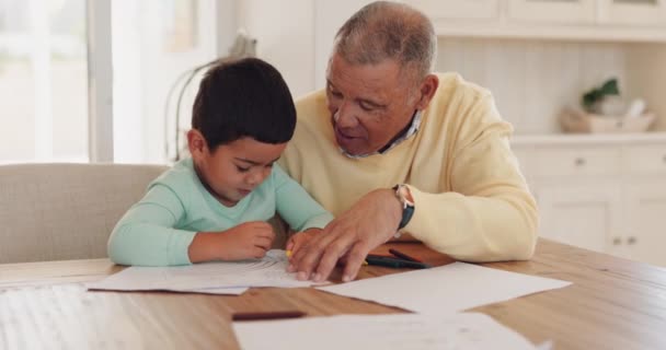 Kakek Berbicara Atau Anak Menggambar Dalam Buku Untuk Belajar Pembangunan — Stok Video