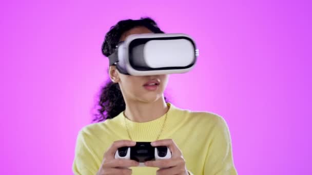Гейминг Женщина Метаверсе Студии Изолированы Фиолетовом Фоне Макета Виртуальная Реальность — стоковое видео