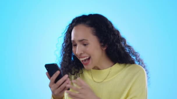 Mujer Joven Teléfono Celebración Estudio Con Sonrisa Éxito Meta Por — Vídeos de Stock