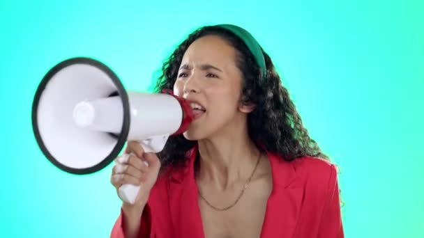 Мегафон Кричащая Злая Женщина Студии Протестным Кулаком Речью Перемены Справедливость — стоковое видео