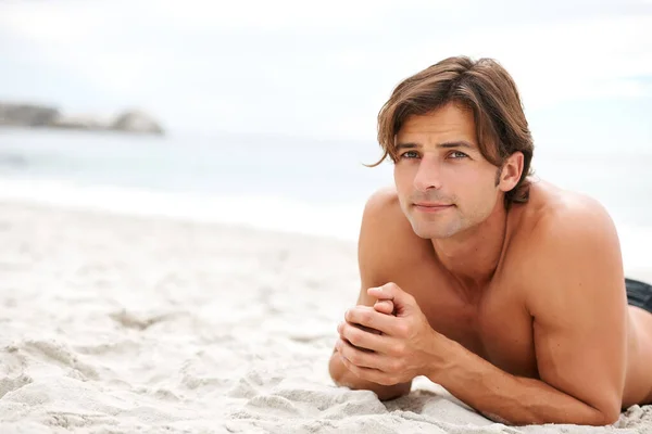 Uomo Spiaggia Sabbia Rilassarsi Stomaco Vacanze Sole Vacanze Estive Viaggi — Foto Stock