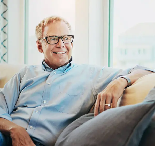 Denken Senioren Und Entspannen Sie Sich Morgens Der Rentenpause Auf — Stockfoto