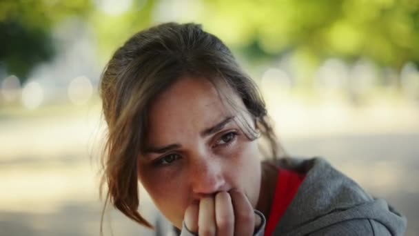 Грустный Думающий Женщина Парке Депрессией Тревогой Психическими Расстройствами Усталость Стресс — стоковое видео