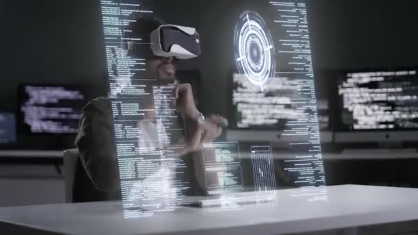 Hologram Man Eller Programmerare Med Virtual Reality Glasögon Digital Programvara — Stockvideo