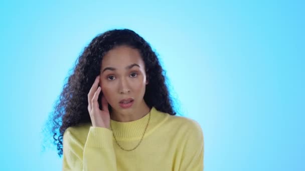 Stüdyodaki Kadının Kafası Karışmış Yüzü Mavi Arka Plandaki Haber Dedikodu — Stok video
